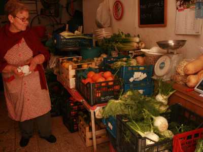 Giriamo a destra in una stradina e ci ritroviamo davanti alla proprietaria della sedie: la signora Nina, una spigliata 70enne che ci accoglie con un grande sorriso